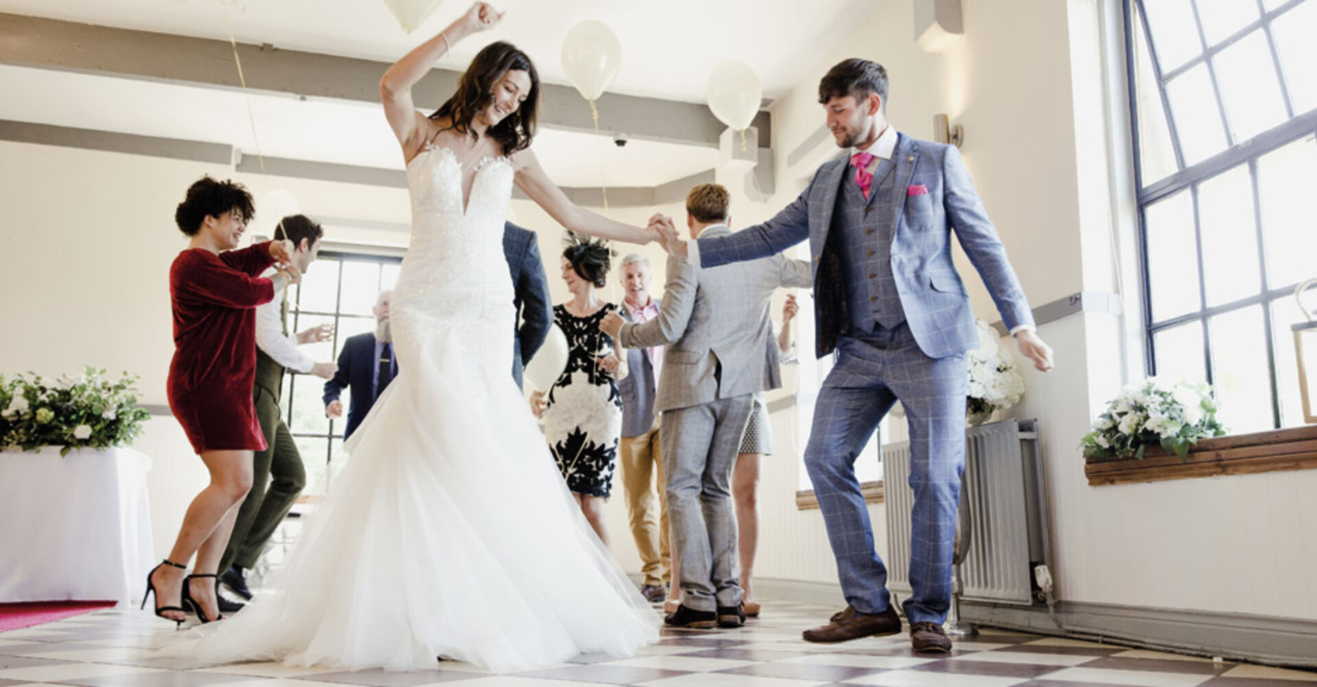 Das Brautpaar sowie die Hochzeitsgäste auf dem Tanzparket