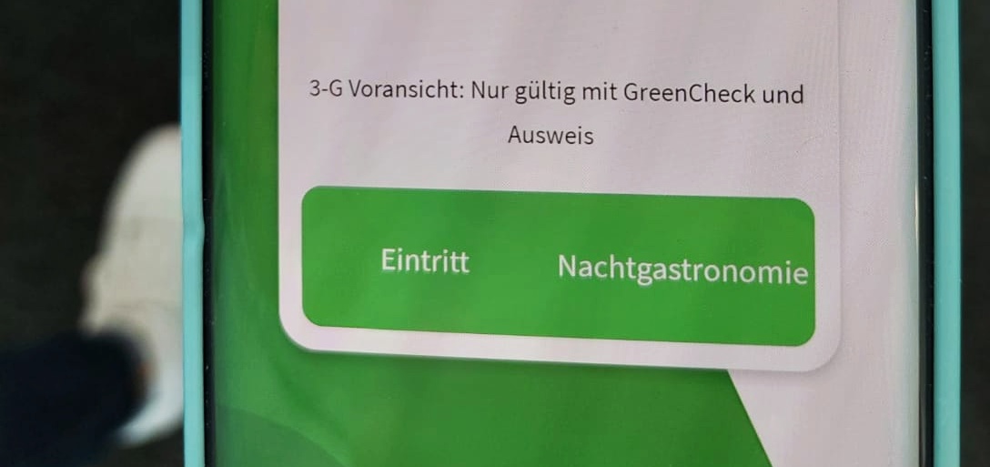 Ein Screenshot vom neuen Balken im Grünen Pass. Zu lesen ist: 3G-Voransicht: Nur gültig mit GreenCheck und Ausweis. Darunter ein grüner Balken mit den Worten: &quot;Eintritt Nachtgastronomie&quot;