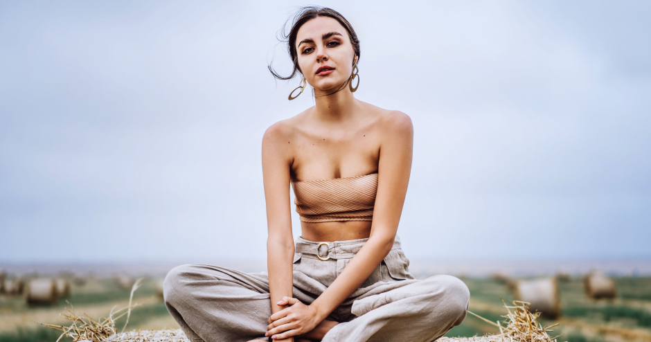 Frau in weitgeschnittenen Leinenhosen | Credit: iStock.com/bedya