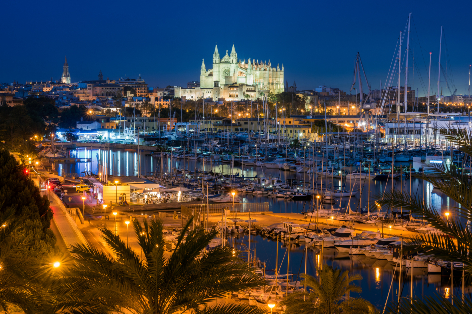 Palma De Mallorca bei Nacht | Credit: iStock.com/Allard1