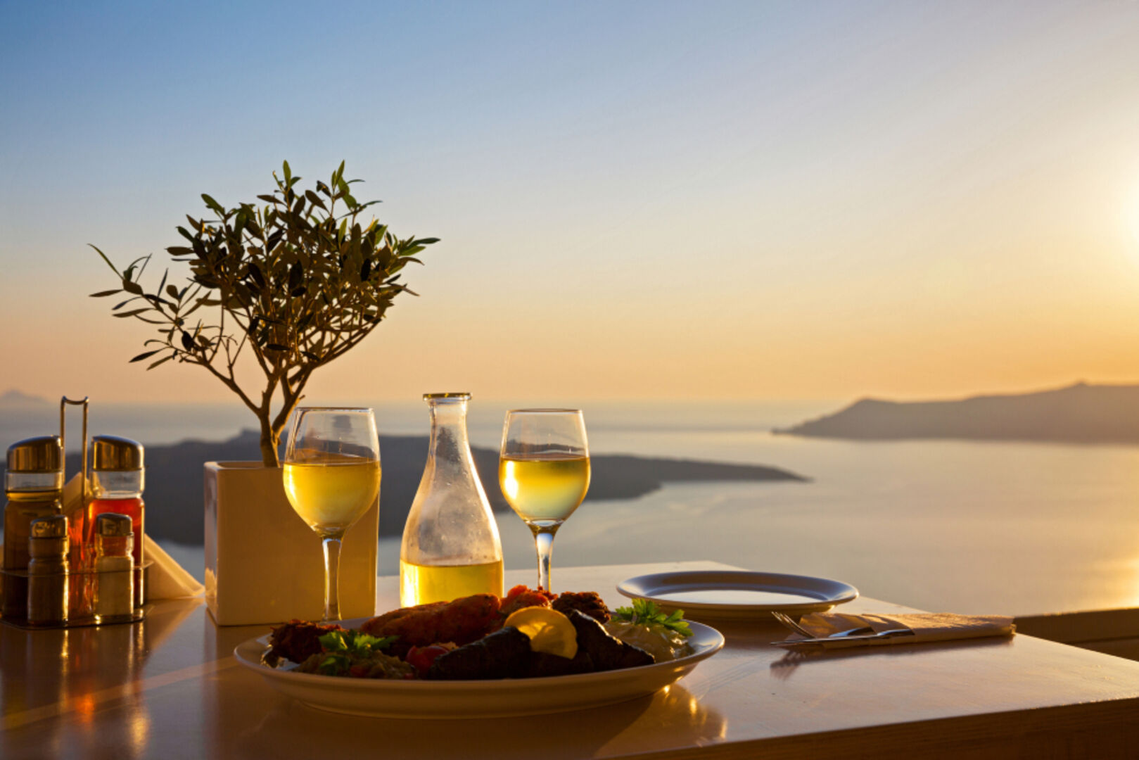 Romantisches Dinner mit Blick auf das Meer | Credit: iStock.com/Santorines