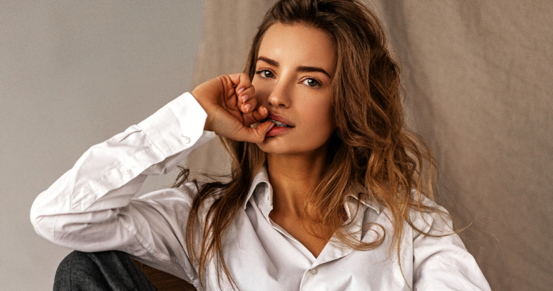 Frau im lässigen Look in Hosen und Hemd | Credit: iStock.com/evgeniyGq