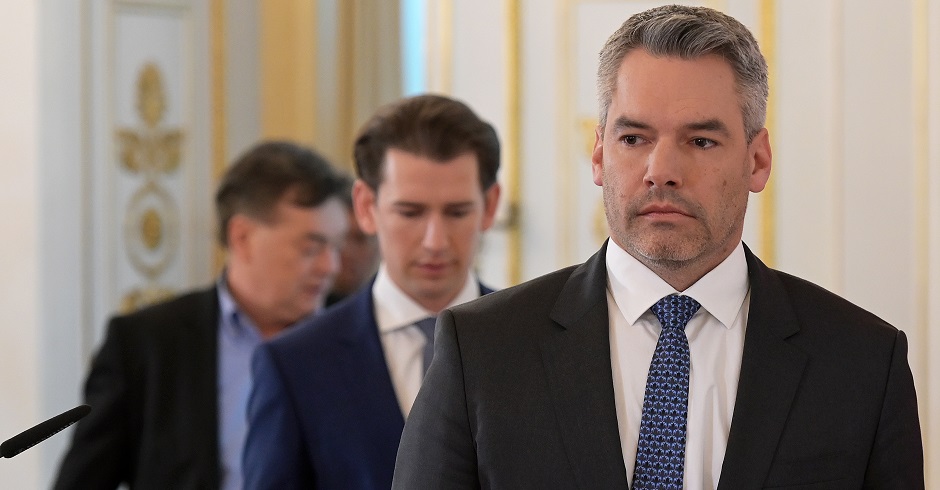 Karl Nehammer betritt einen Raum, hinter ihm Bundeskanzler Sebastian Kurz und Vizekanzler Werner Kogler.