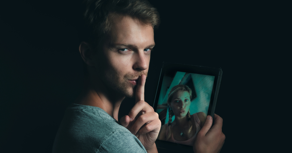 Mann hat vor Frau etwas zu verbergen | Credit: iStock.com/Vitabello