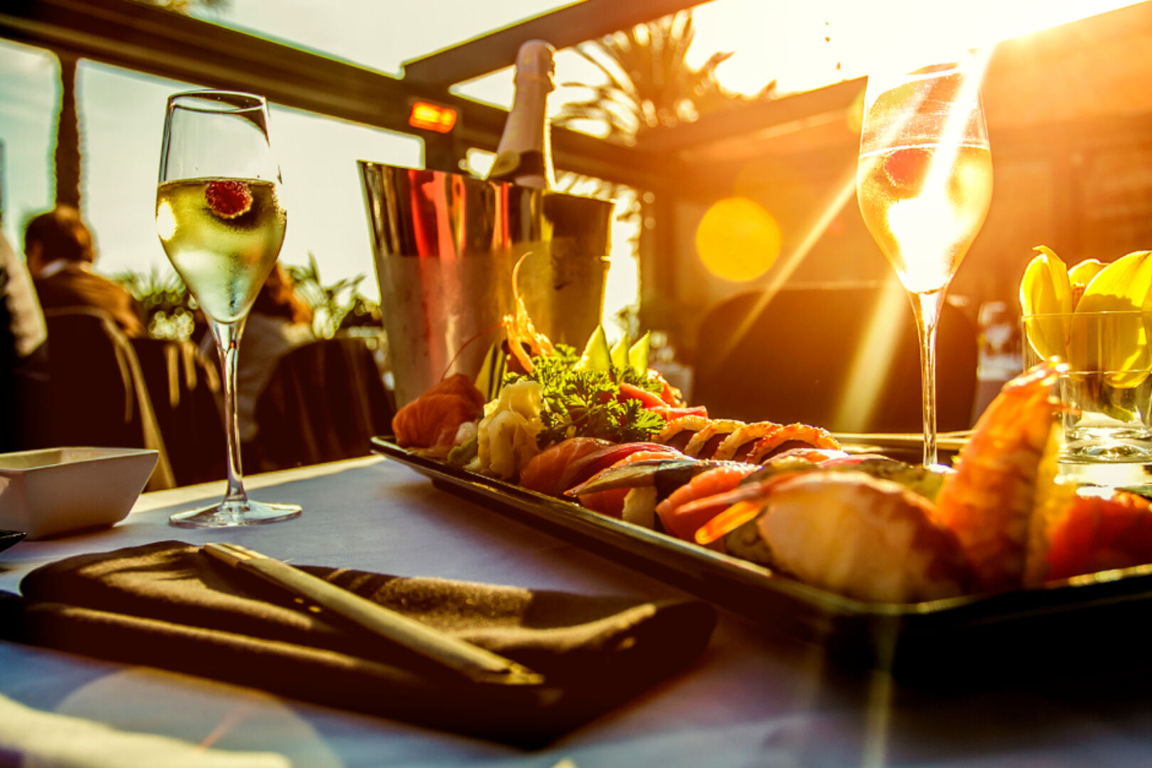 Sommerabend in einer Rooftop Bar | Credit: iStock.com/portostock