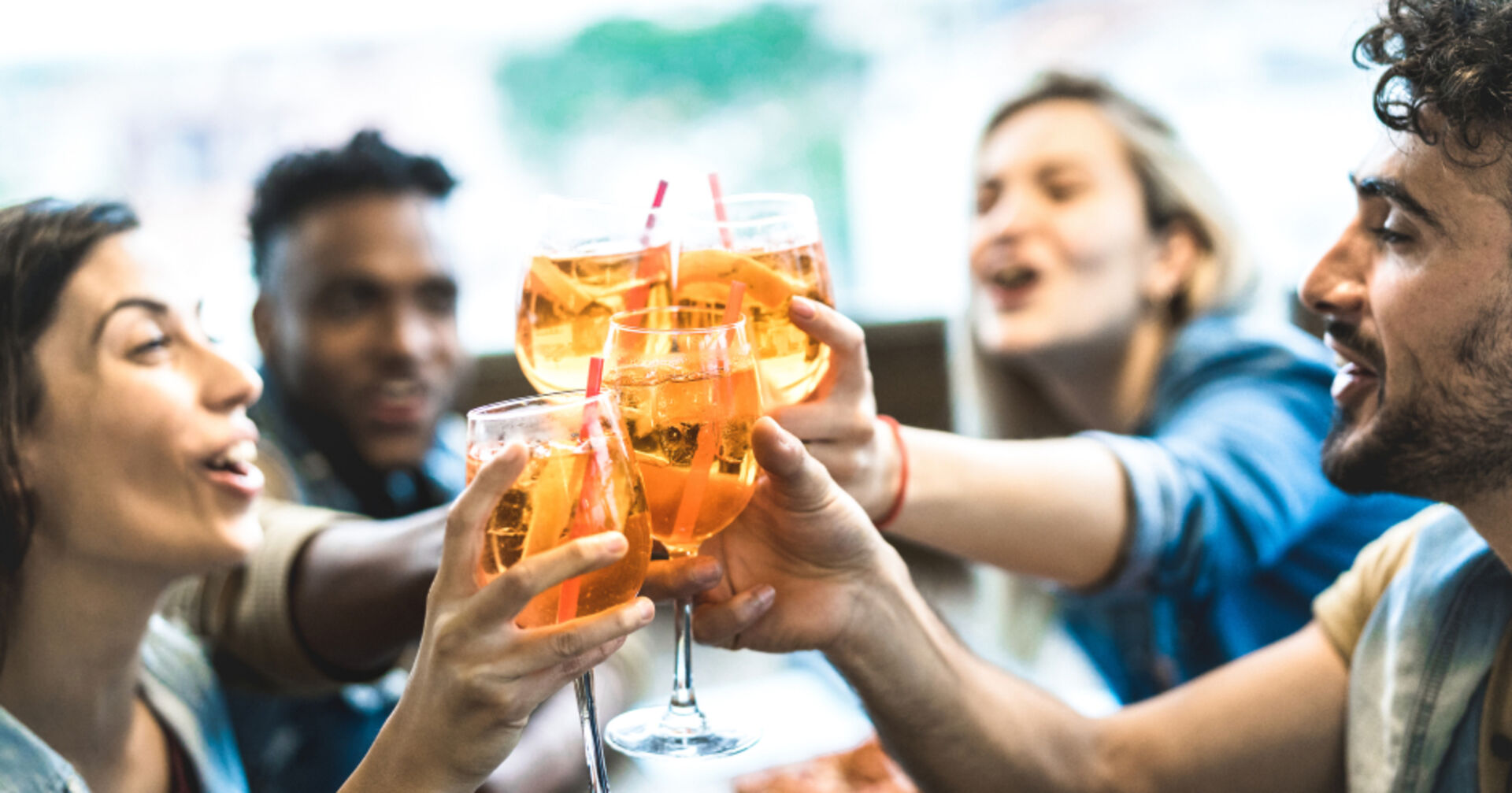 Junge Lokalgäste beim Feierabend-Umtrunk | Credit: iStock.com/ViewApart