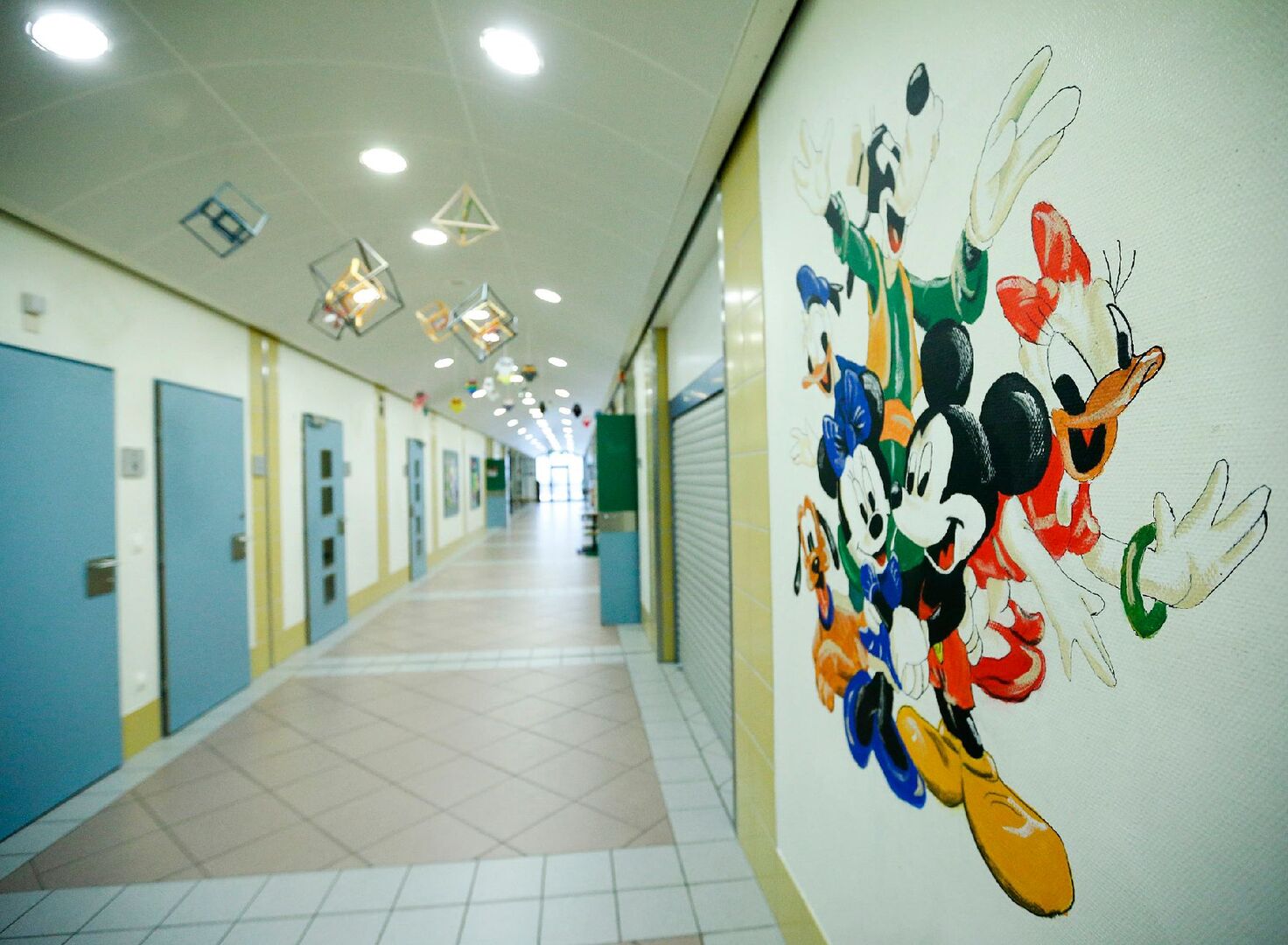 Schulgang mit Comicbemalung an der Wand