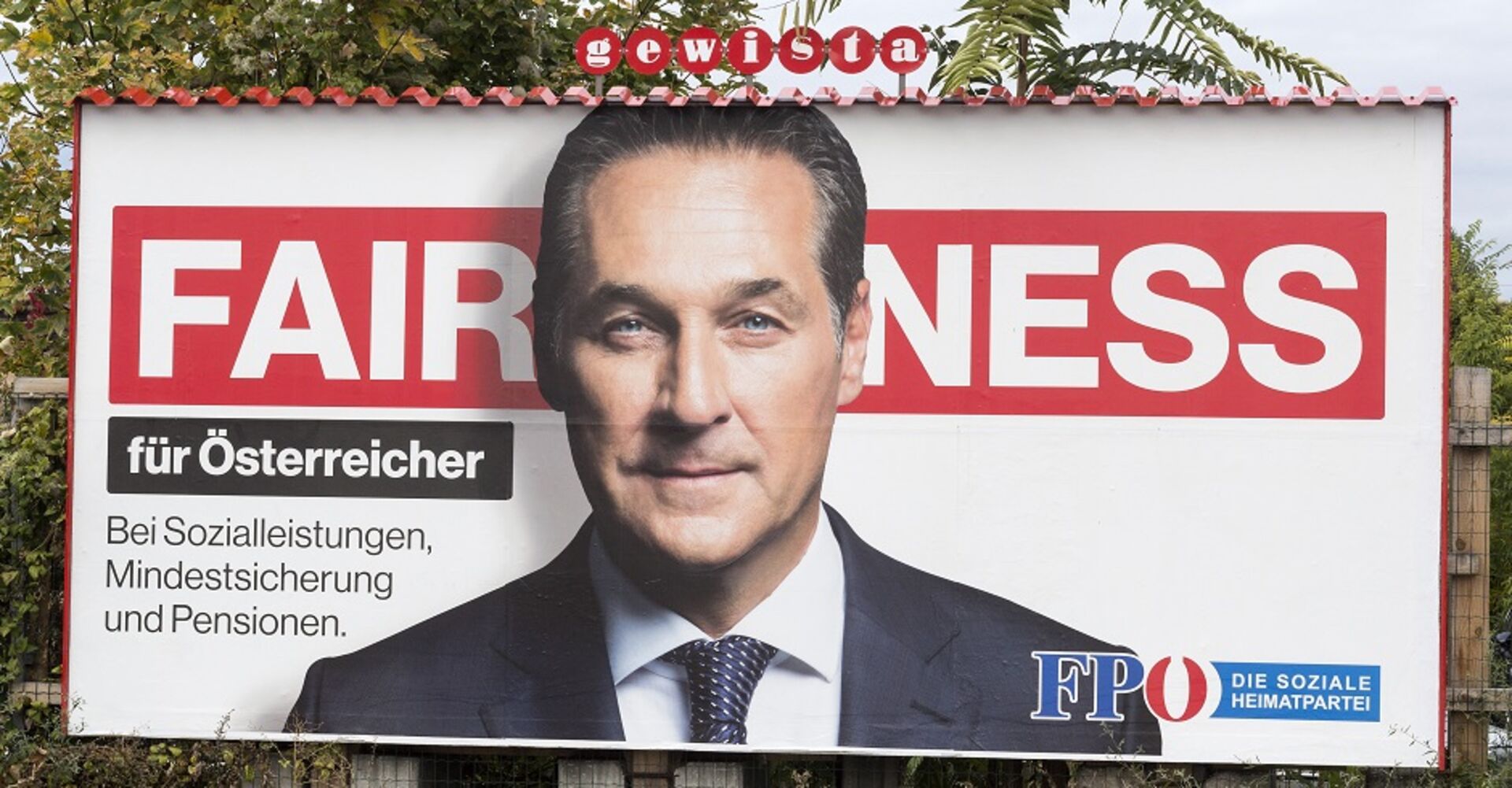 Ein Wahlkampfplakat von Heinz-Christian Strache. Darauf ist zu lesen: Fairness für Österreicher. Bei Sozialleistungen, Mindestsicherungen und Pensionen.