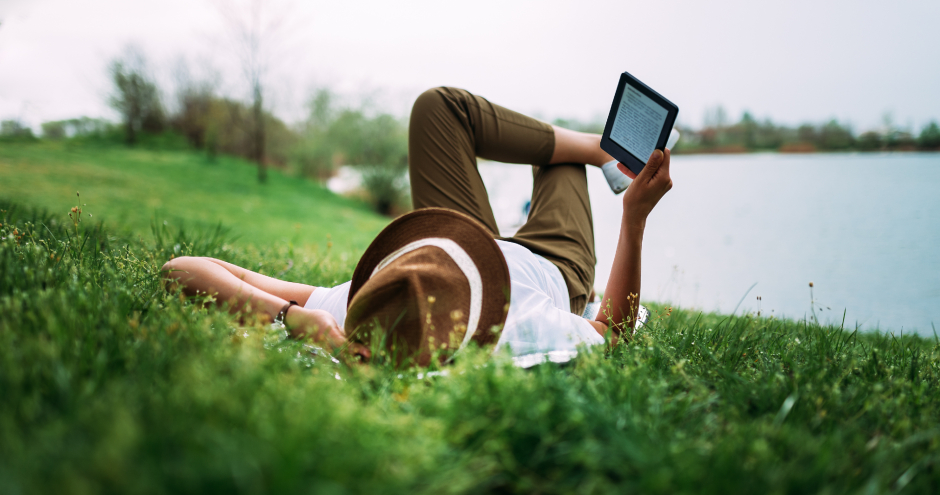 Mann beim Lesen eines E-Books unter freiem Himmel | Credit: iStock.com/nortonrsx