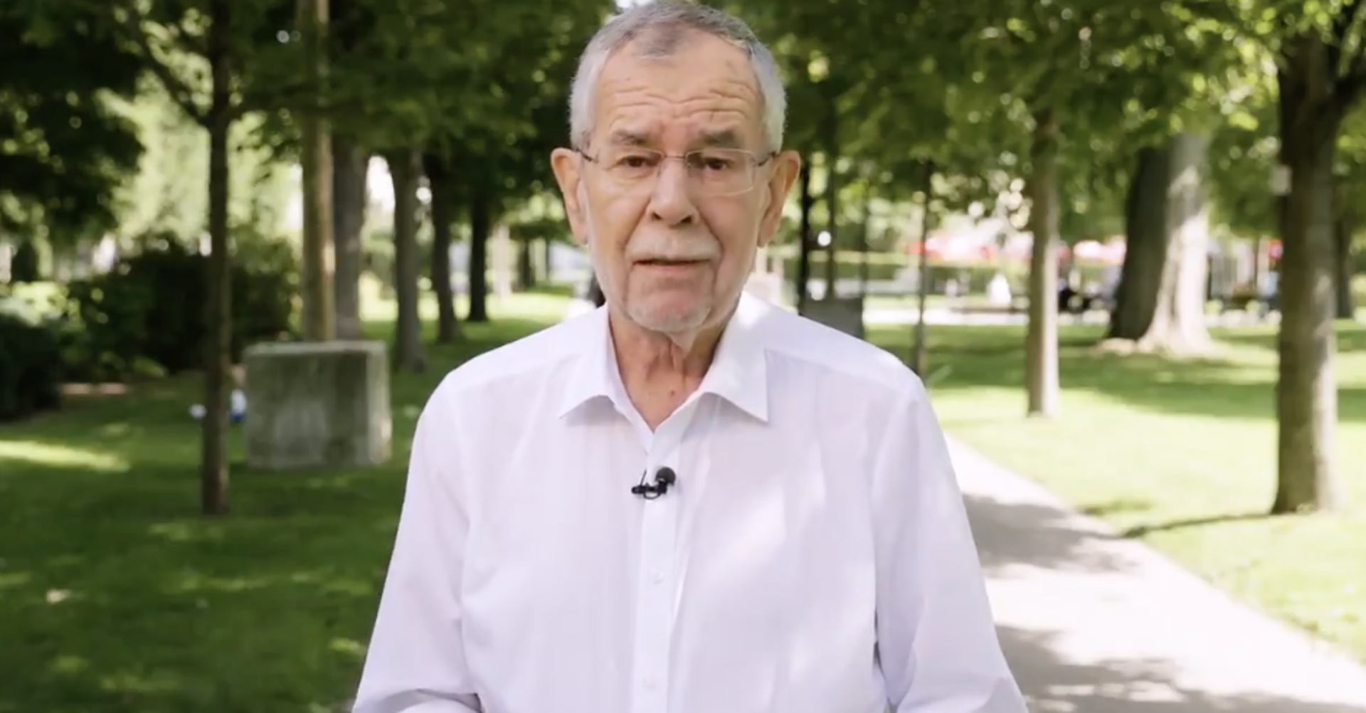 Van der Bellen im weißen Hemd mit offenem Kragen