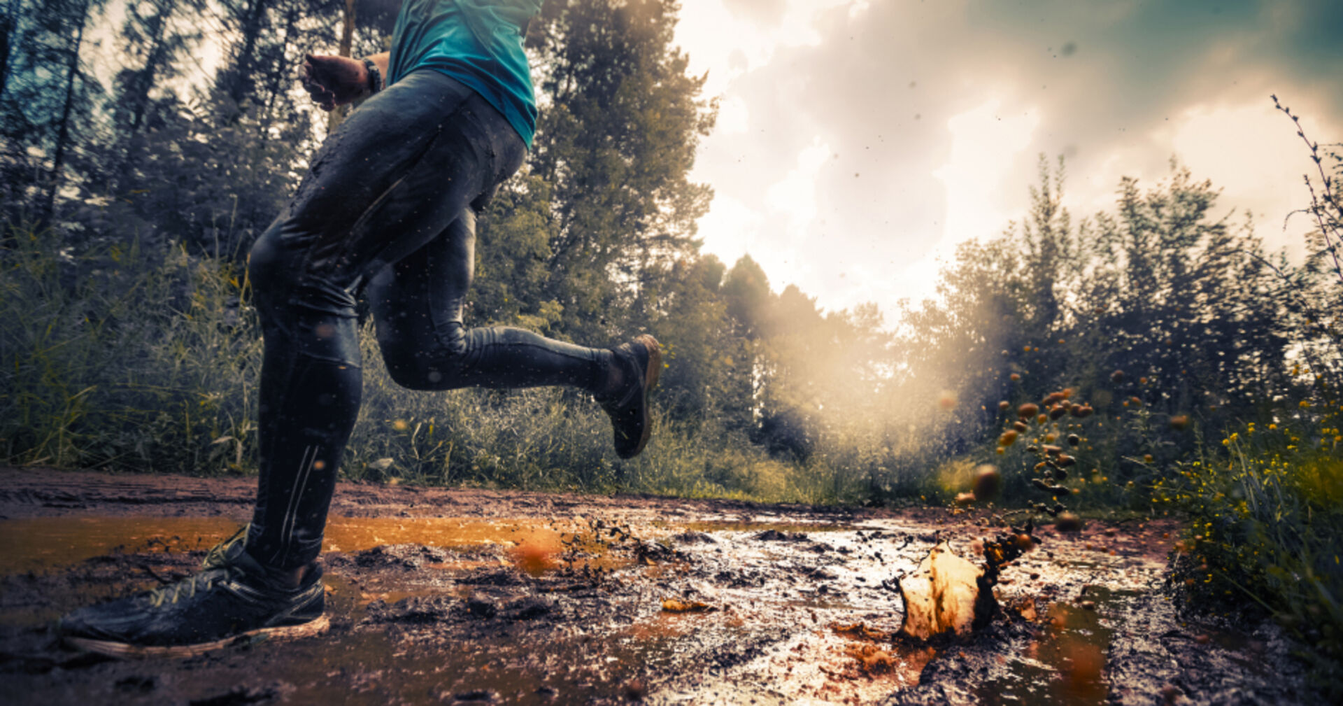 Läufer gibt alles beim Run durch Matsch und Regen | Credit: iStock.com/mihtiander