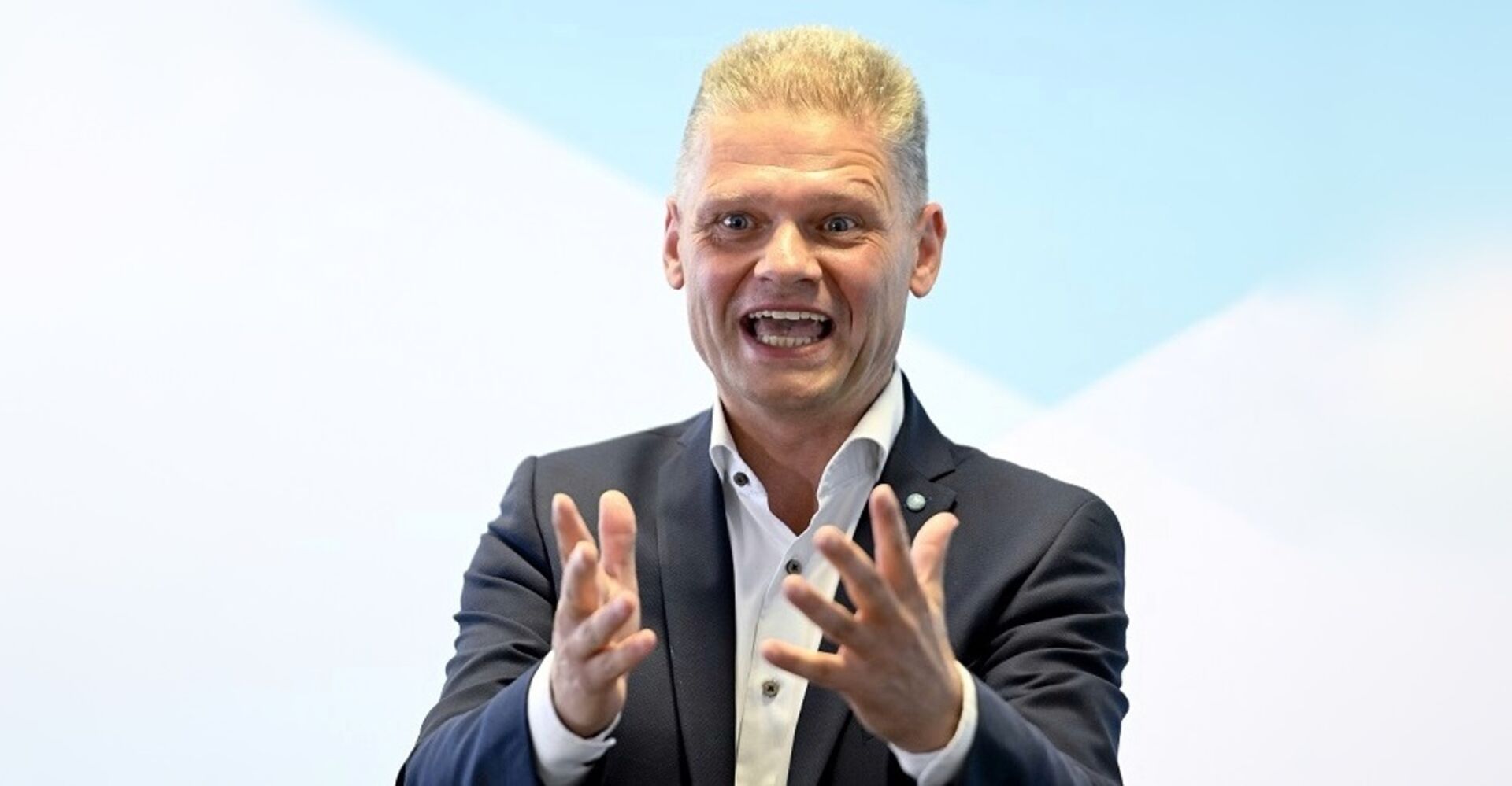 Andreas Hanger gestikuliert in die Kamera.