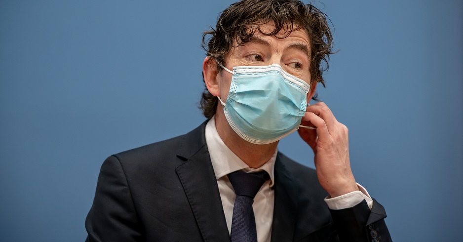 Virologe Christian Drosten. Er trägt einen Mund-Nasen-Schutz
