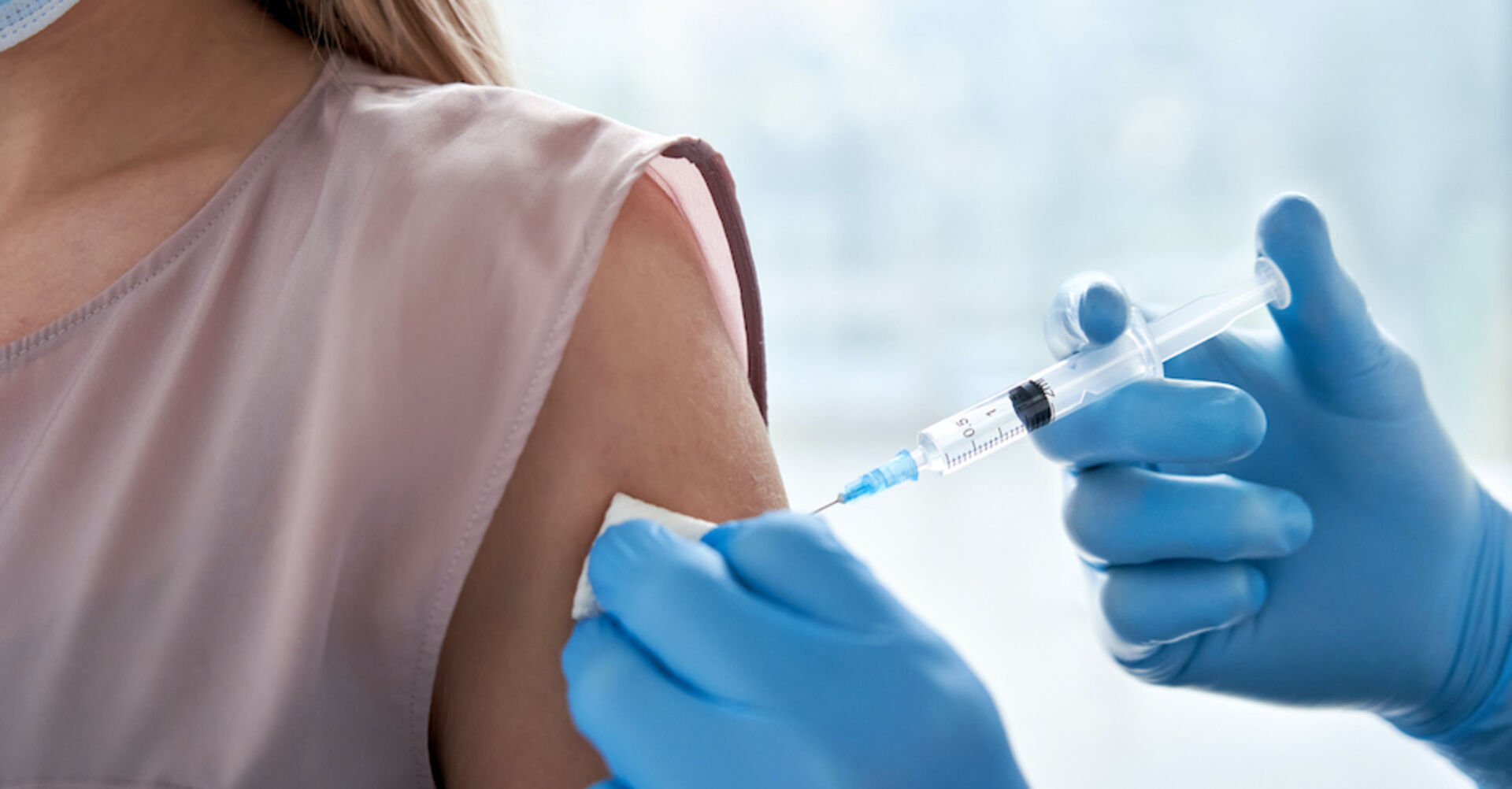 Eine junge Frau bekommt eine Spritze