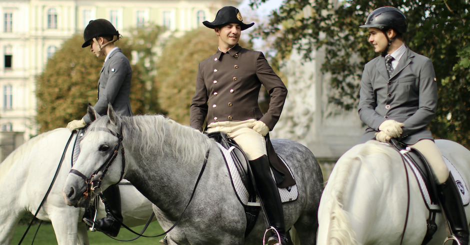 Reiter auf Lipizzanern im Burggarten | Credit: iStock.com/Danijela Bogdanovic