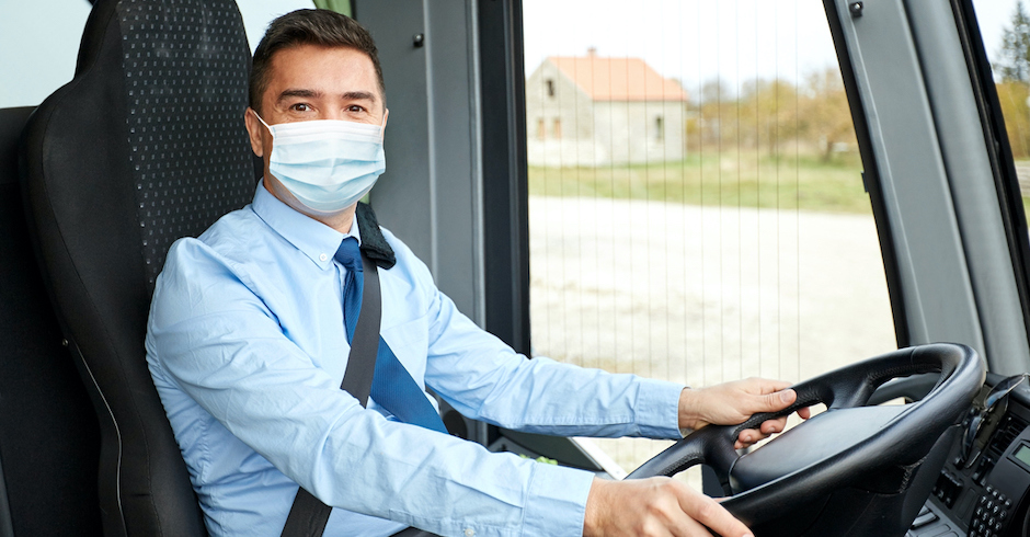 Busfahrer trägt eine Maske| Credit: iStock.com/dolgachov