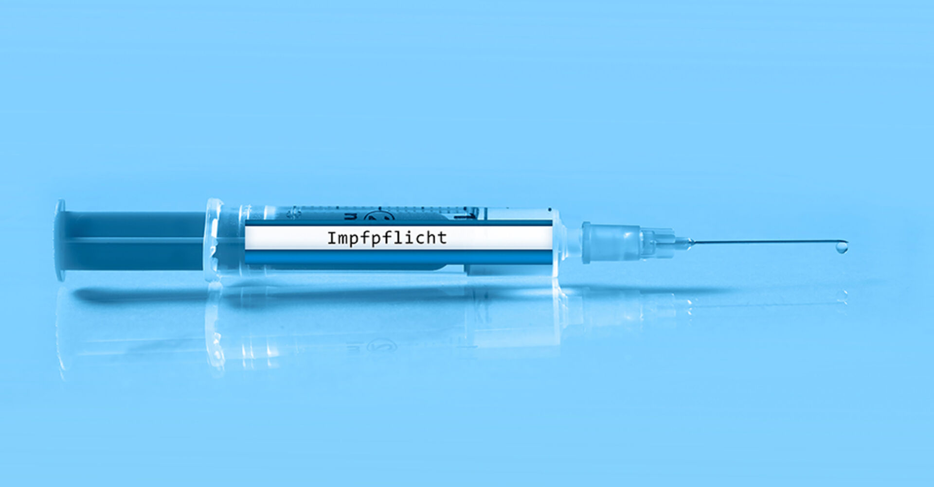 Spritze mit der Aufschrift „Impfpflicht“