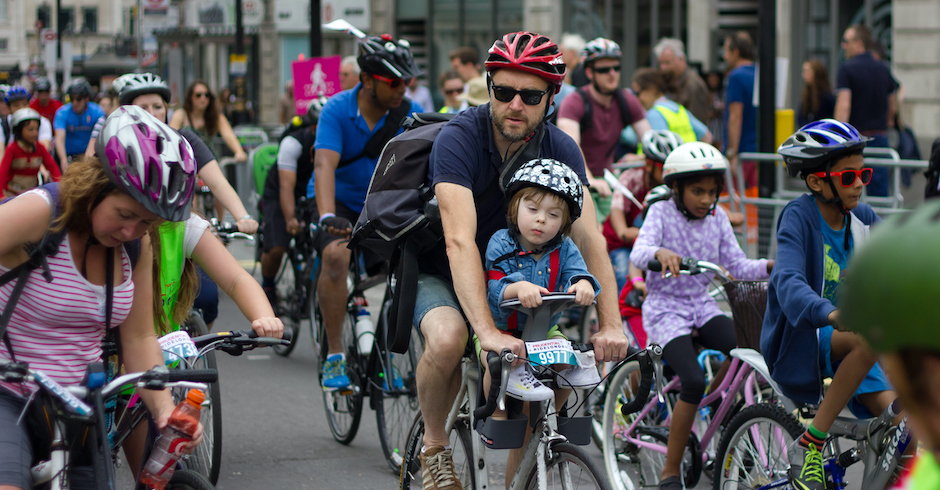 Mann mit Kind bei Radfahrerdemo | Credit: iStock.com/joegolby