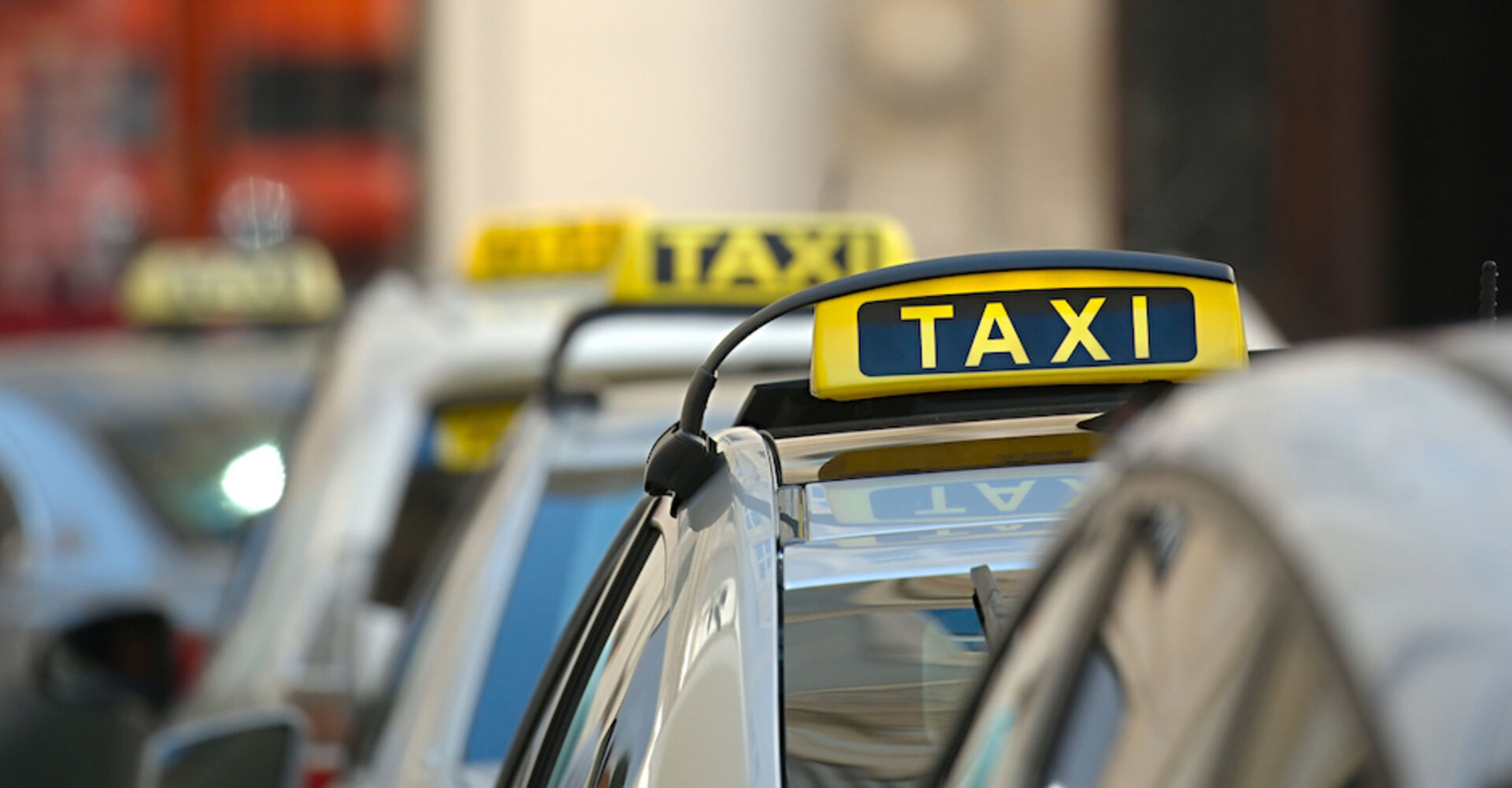 Fahrzeuge am Taxistand | Credit: iStock.com/Gudella