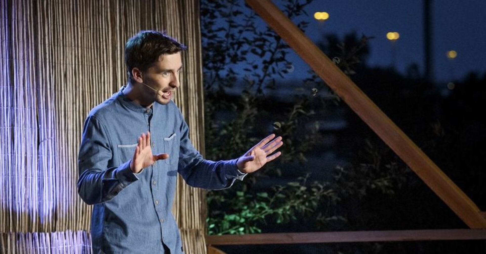 Clemens Maria Schreiner auf der Freiluftbühne im Usus am Wasser.