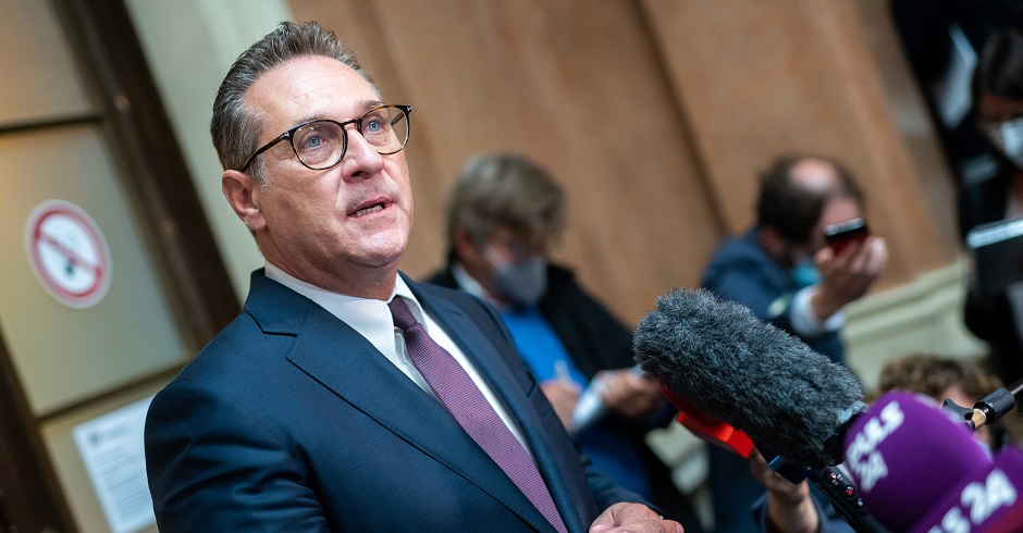 Heinz-Christian Strache nimmt nach dem Prozess vor Journalisten Stellung.