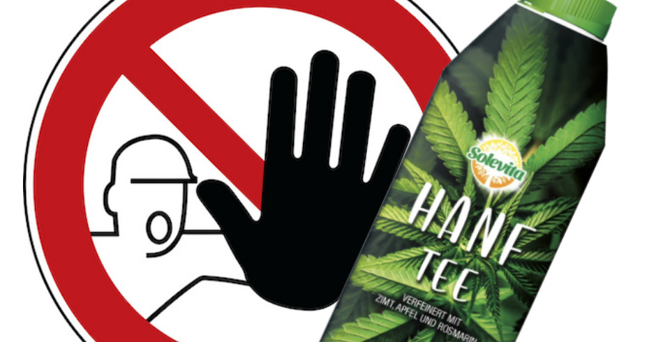 Ein Warnschild, davor eine Flasche Hanf-Tee.