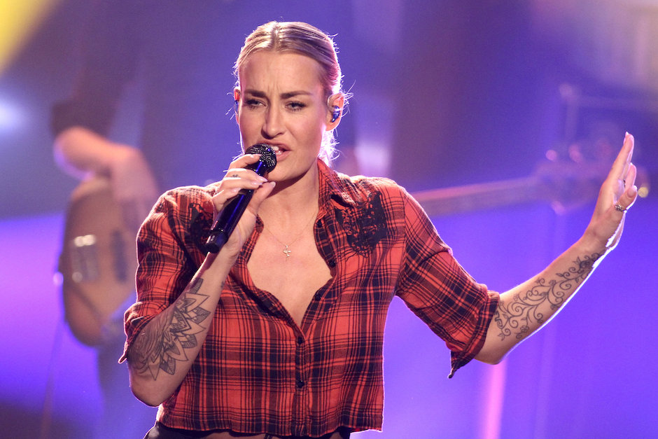 Sarah Connor mit einem Mikrophon auf der Bühne