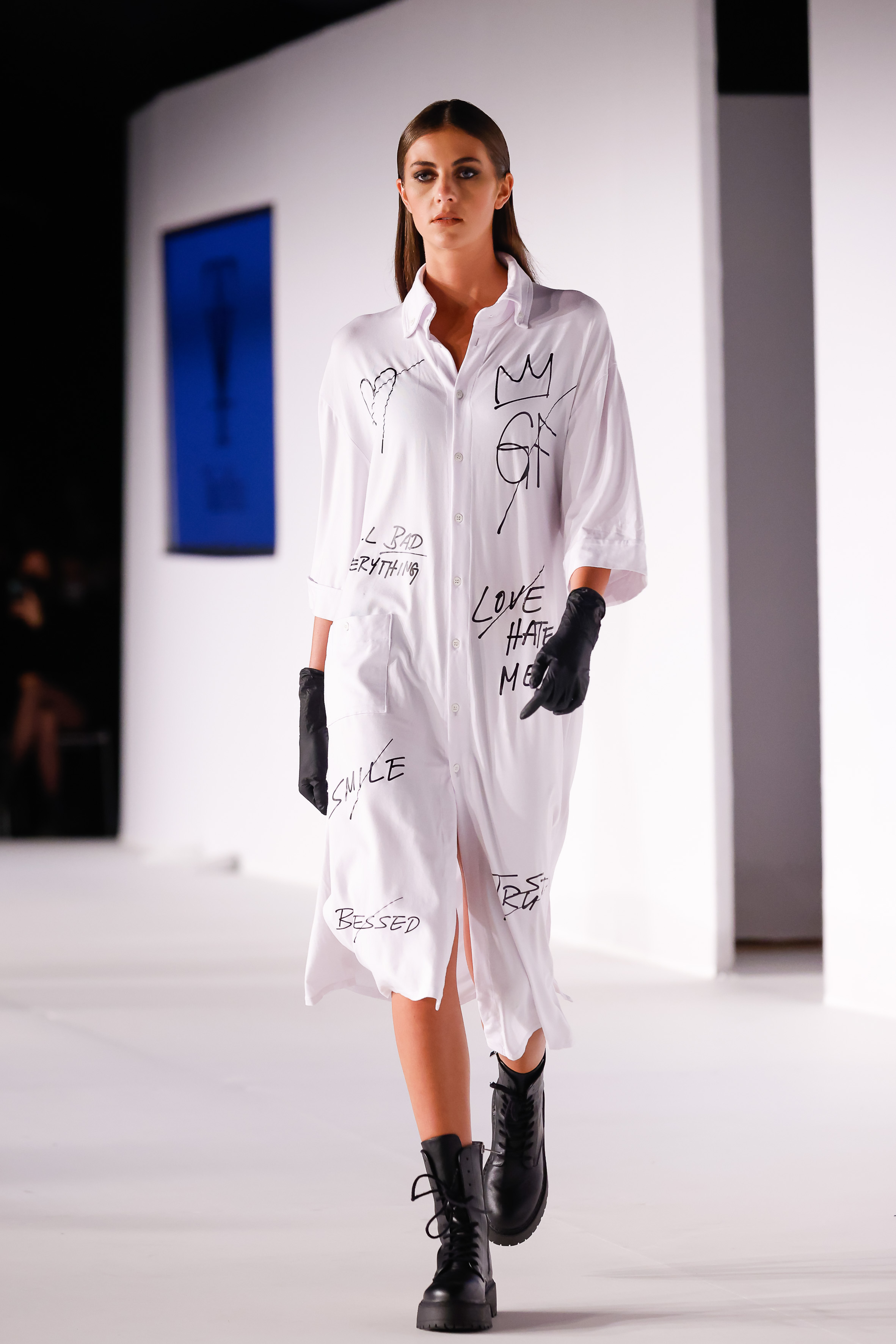 Model in einem weißen Kleid