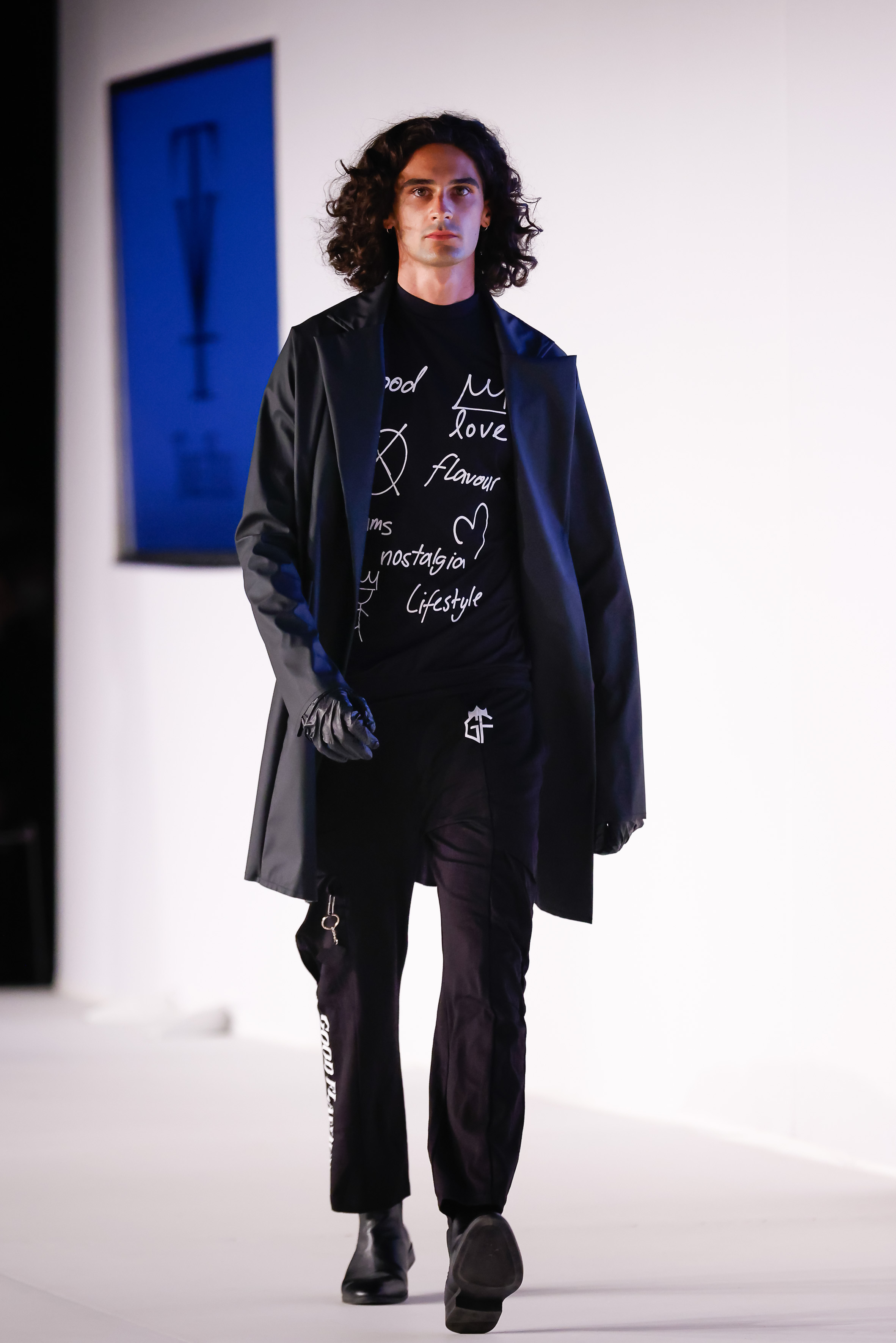 Ein Model am Laufsteg