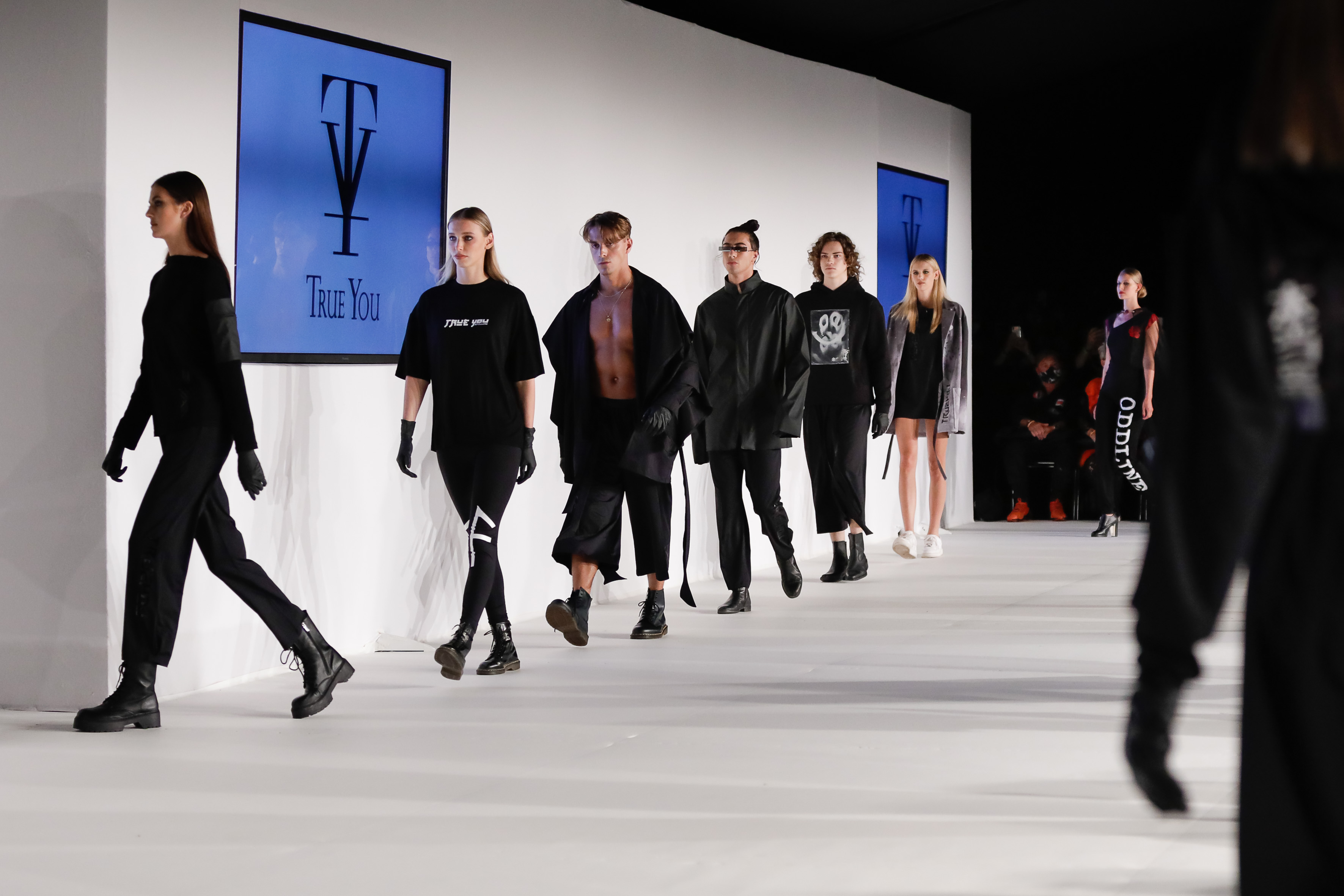 Die Models beim letzten Walk auf der Fashion Week