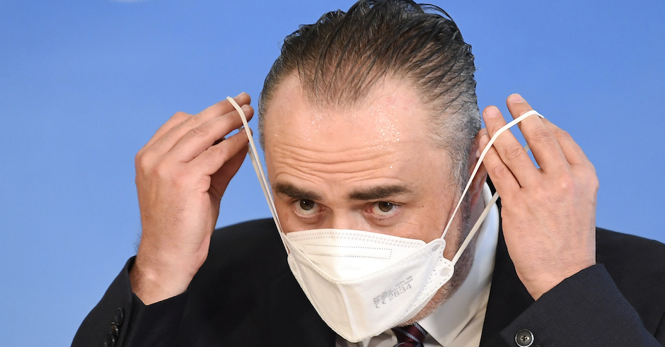 Hans Peter Doskozil, Porträt beim Aufsetzen eines Mund Nasen Schutzes