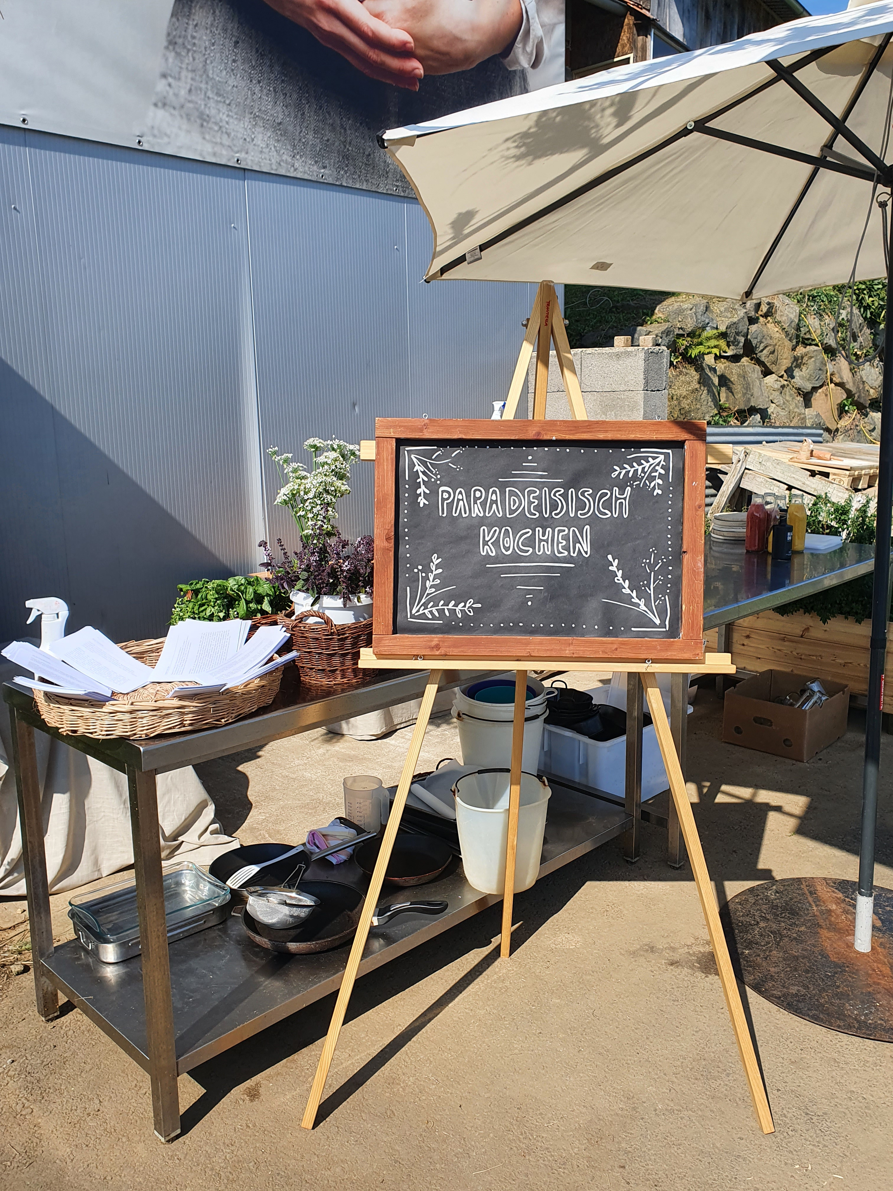 Ein Schild mit der Aufschrift &quot;Paradeisisch kochen&quot;