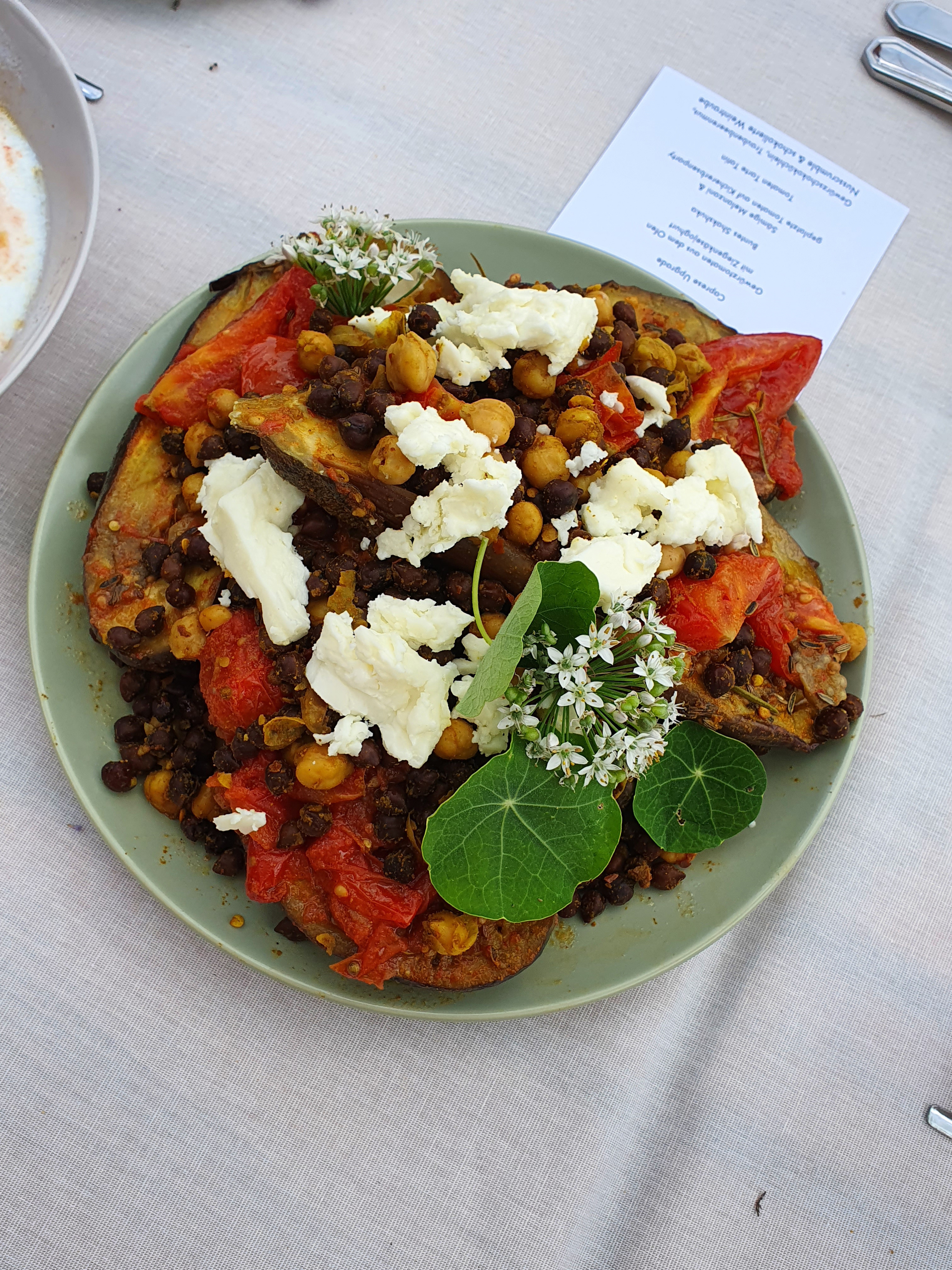 Ein Gericht aus Melanzani und Tomaten