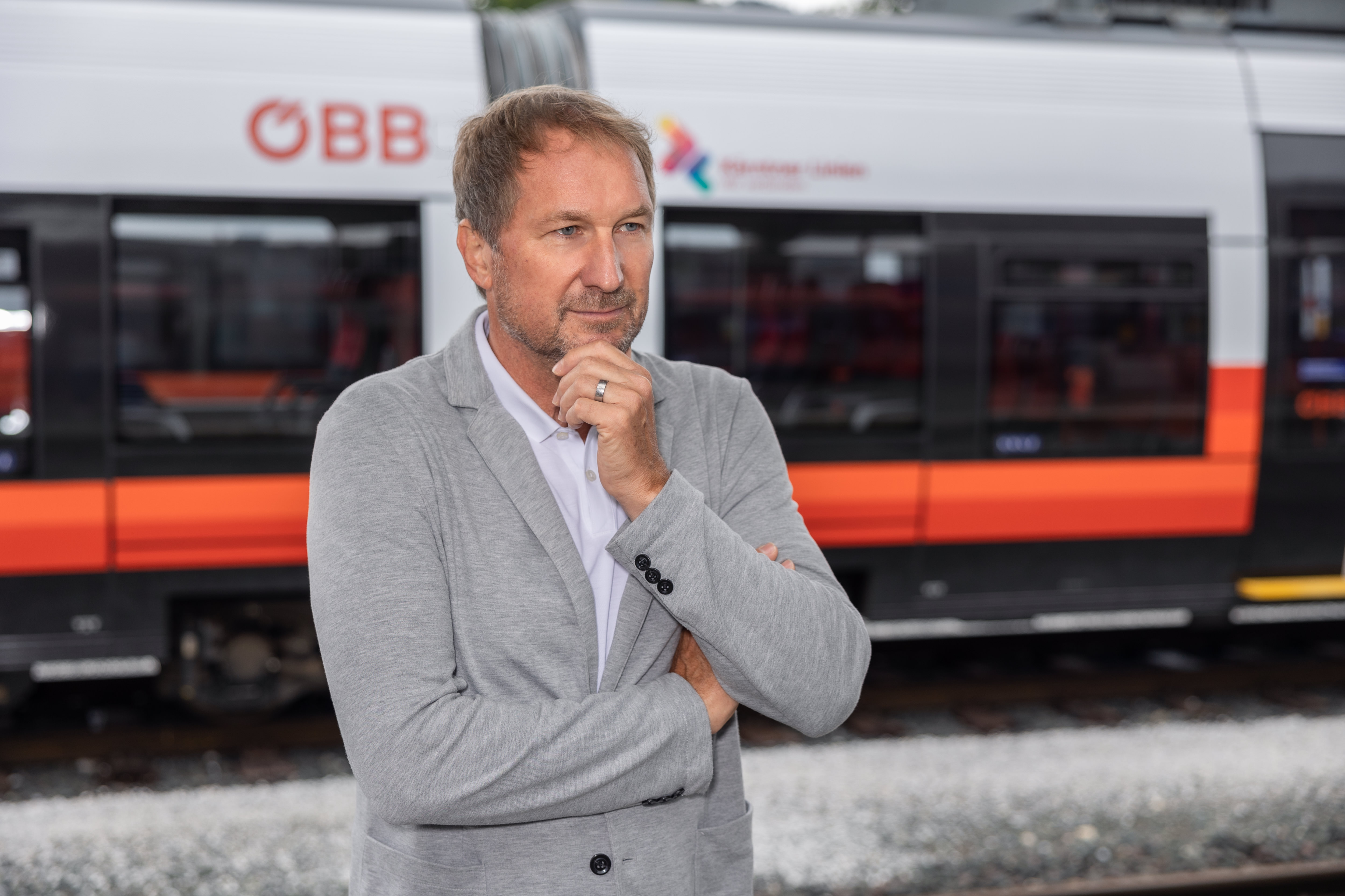 ÖBB Regionalmanager Reinhard Wallner steht mit nachdenklichem Gesichtsausdruck vor einem Railjet