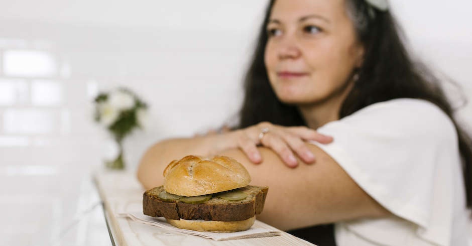 Silke Bernhardt an der Feinkosttheke | Credit: Katja Koppensteiner