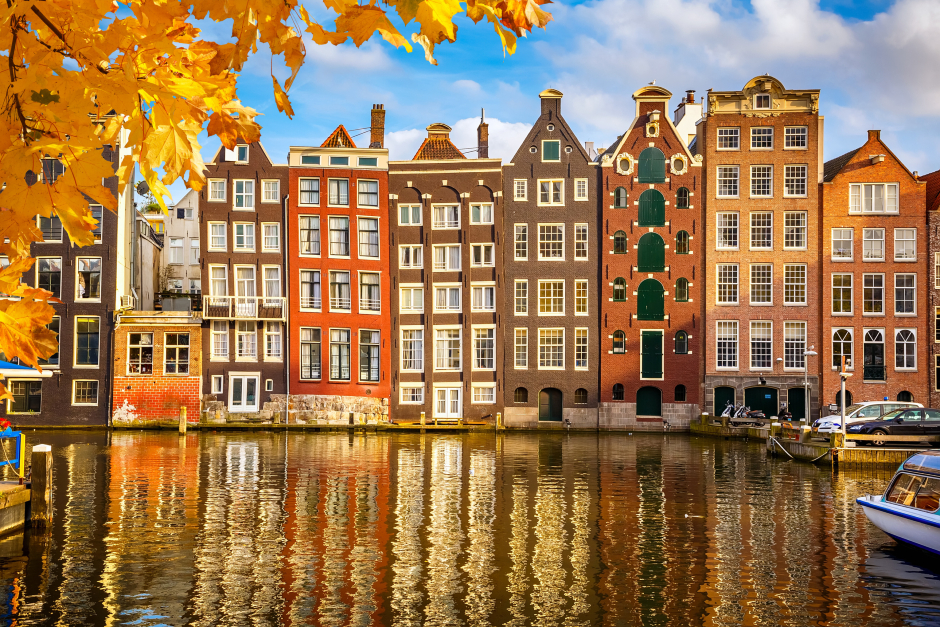Amsterdam im Herbst | Credit: iStock.com/sborisov
