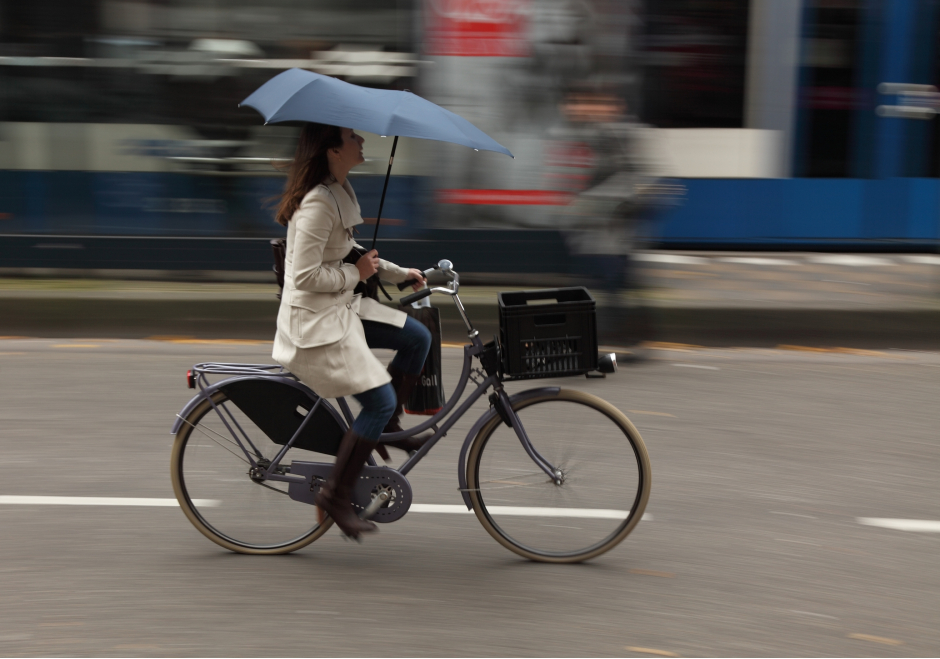 Radfahrerin in Amsterdam | Credit: iStock.com/Razvan