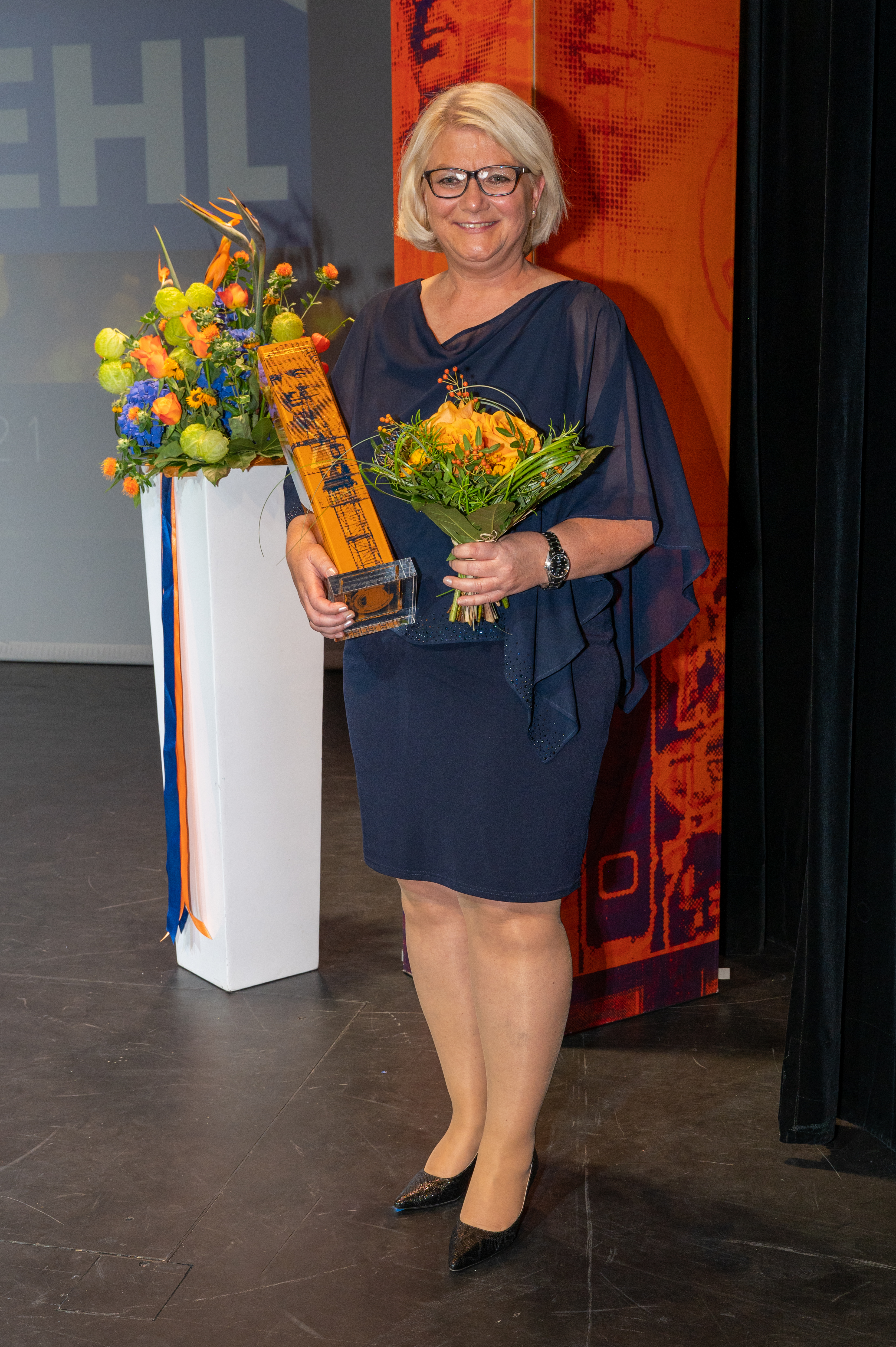 Cäsar-Sieger mit Trophäe und Blumen_4 | Credit: Helmut Tremmel/epmedia Werbeagentur