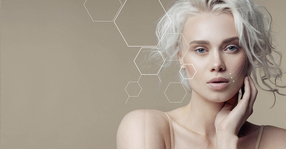 Eine junge Frau die sich an die Wange fasst.