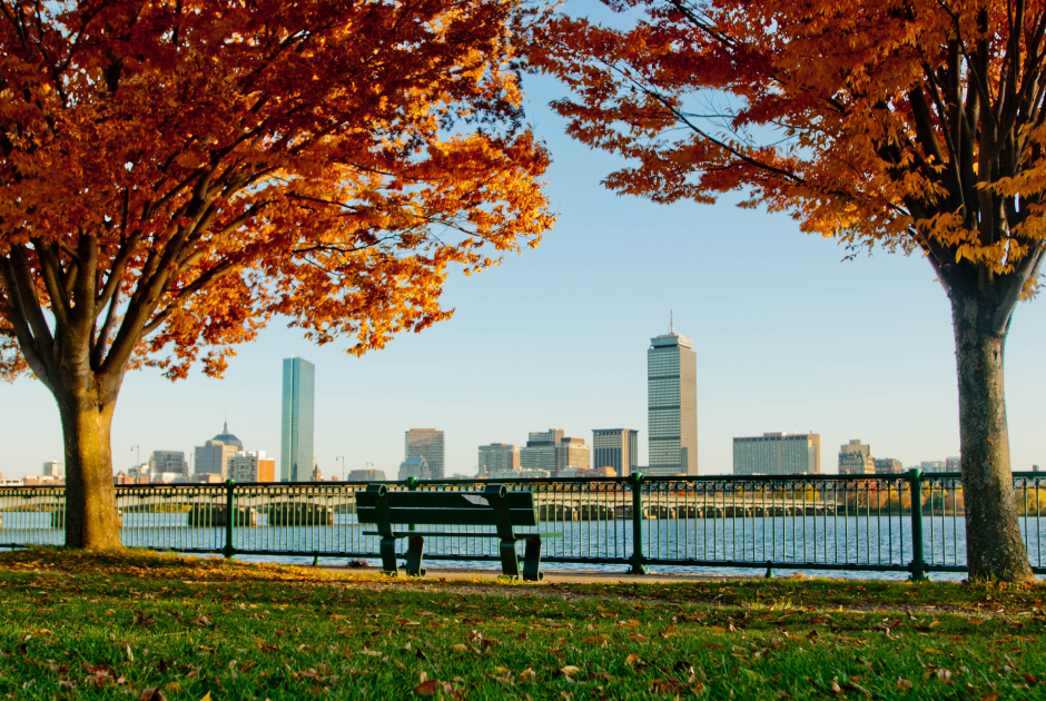 Die Hafenpromenade von Boston an einem sonnigen Herbsttag | Credit: iStock.com/danicachang