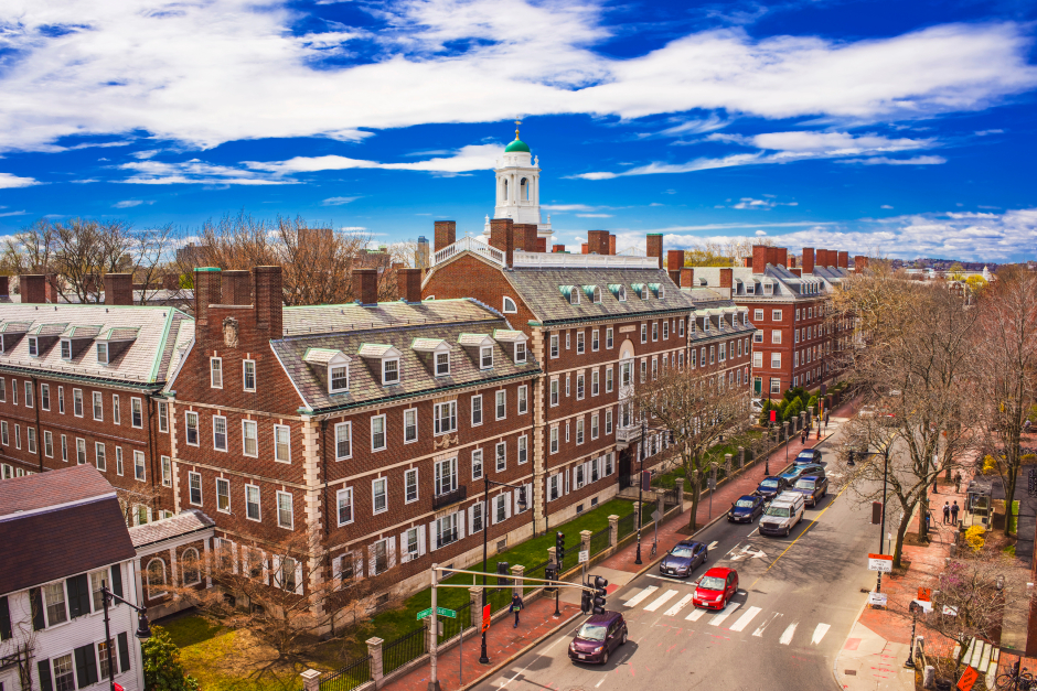Blick von oben auf die Kennedy Street und den Eliot House Glockenturm an der Harvard University | Credit: iStock.com/Roman Babakin