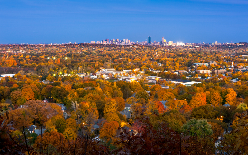 Herbstliches Stadt-Panorama von Boston im Licht der Dämmerung | Credit: iStock.com/CraigStocks