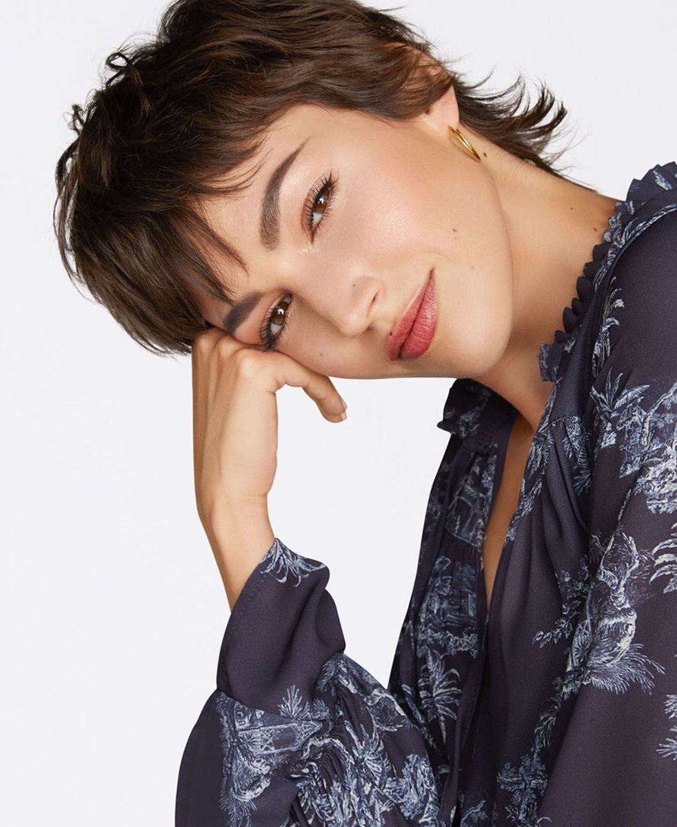 Porträt der Schauspielerin, Gesicht auf rechter Hand aufgestützt