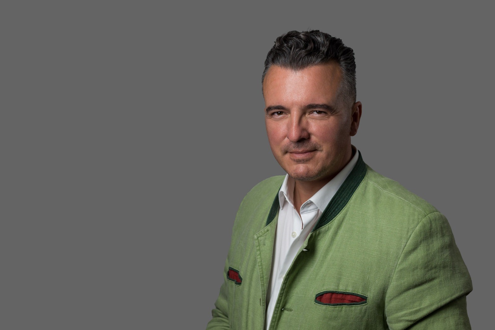 Porträtfoto des Klubobmanns der FPÖ-Kärnten, Gernot Darmann, in einem Blazer im Trachtenstil