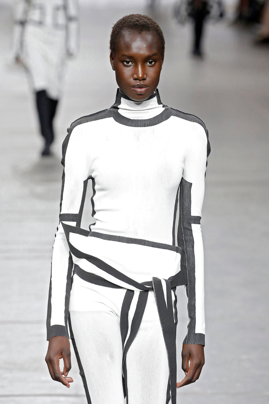 Model in einem Modell von Issey Miyake | Credit: Anthea Simms/Camera Press/picturedesk.com