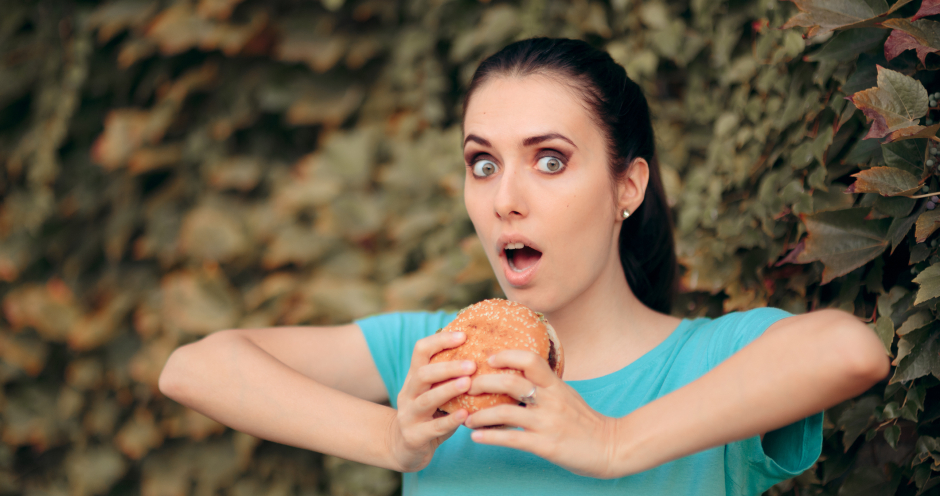 Frau verspeist Burger | Credit: iStock.com/nicoletaionescu