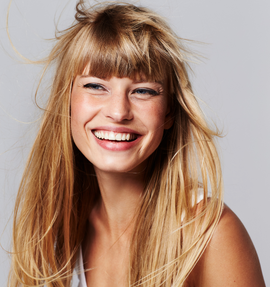 Blonde Frau mit wehendem Haar und Pony | Credit: iStock.com/SanneBerg