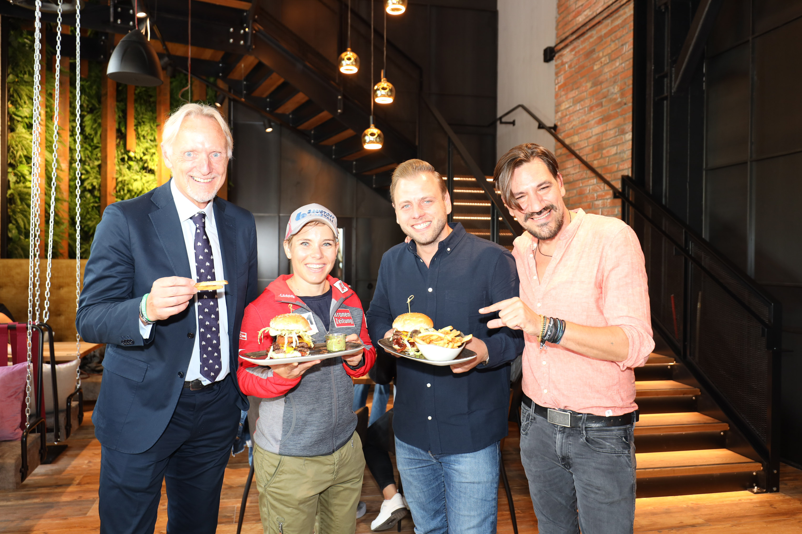 Promis bei der Eröffnung von Le Burger in Graz