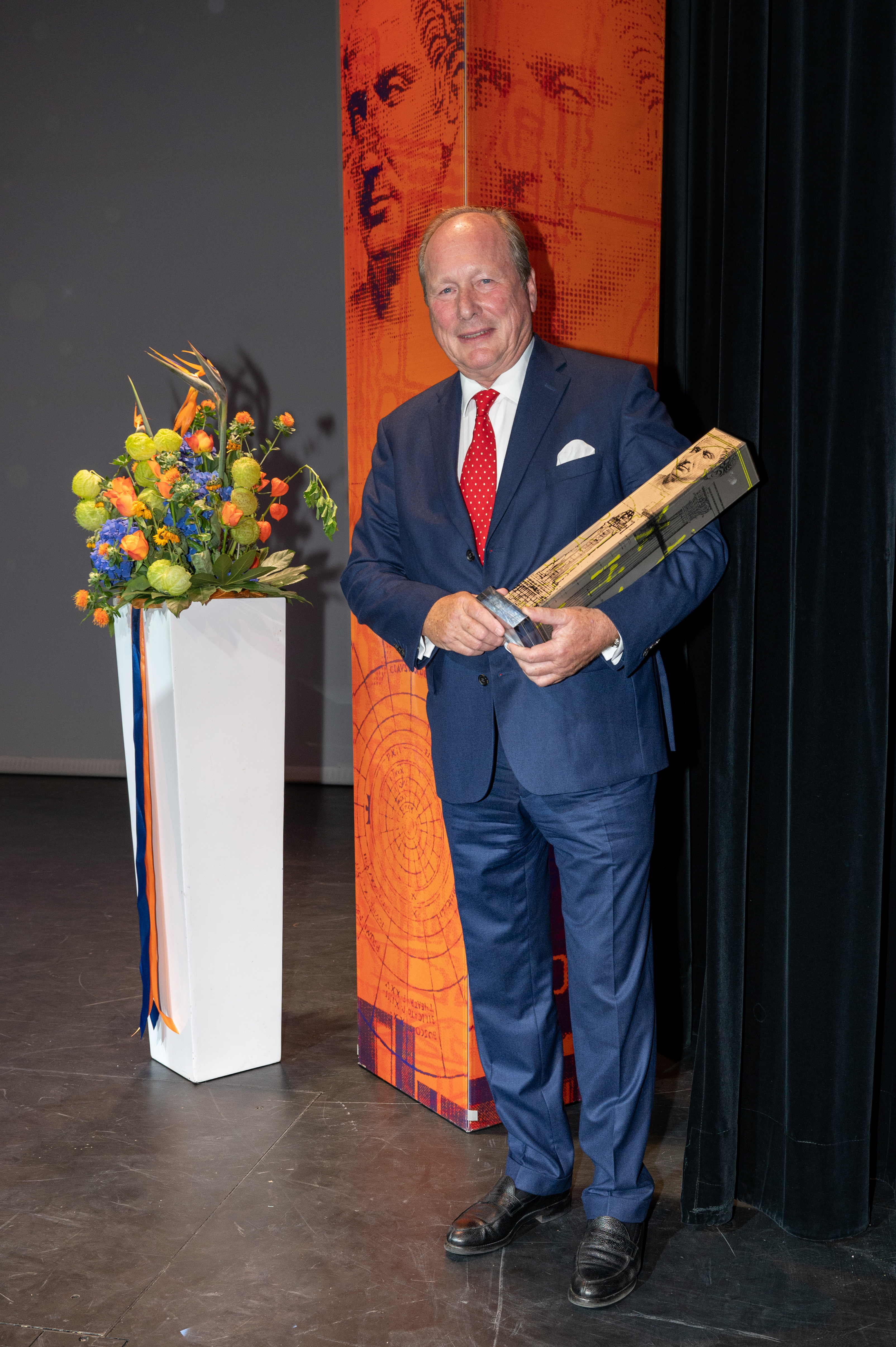 Cäsar-Sieger mit Trophäe und Blumen_8 | Credit: Helmut Tremmel/epmedia Werbeagentur