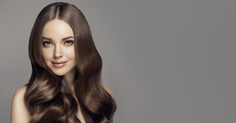 Eine junge Frau mit glänzendem Haar